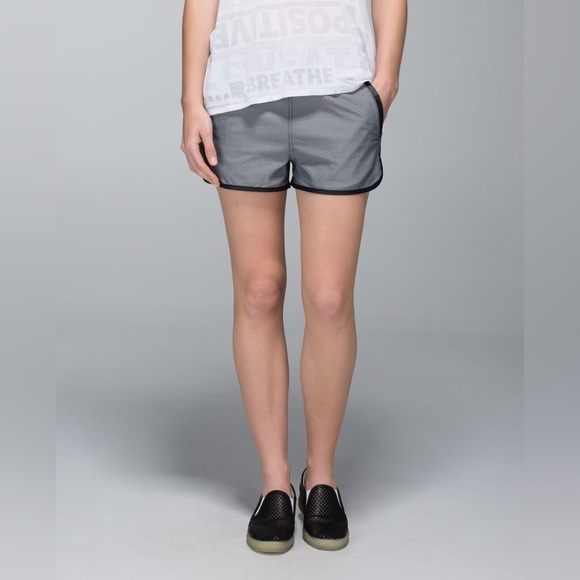 Lululemon💎EUC VINTAGE🦄Varsity Shorts 2014🦄Black (grey denim effect)🦄Size 6 - Picture 2 of 16